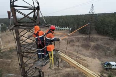 Забайкальские энергетики продолжают ремонт воздушной линии электропередачи в Чите