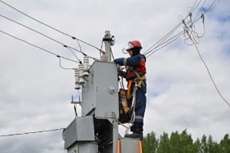 За 6 месяцев 2021 года энергетики «Россети Центр и Приволжье» отремонтировали 2902 км воздушных линий электропередачи в Кировской области