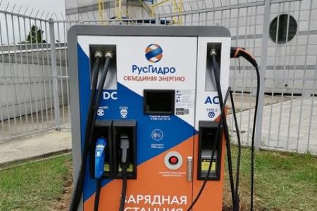 Начала работать первая быстрая зарядная станция РусГидро для электромобилей в Сахалинской области