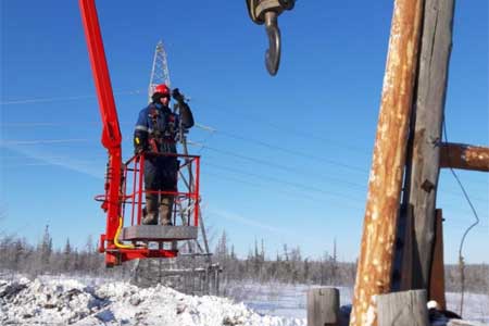 Энергетики Айхальского района электрических сетей ведут ремонт ЛЭП, питающих объекты алмазодобытчиков