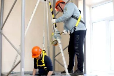 «Южный Кузбасс» оборудовал полигон для обучения сотрудников работе на высоте