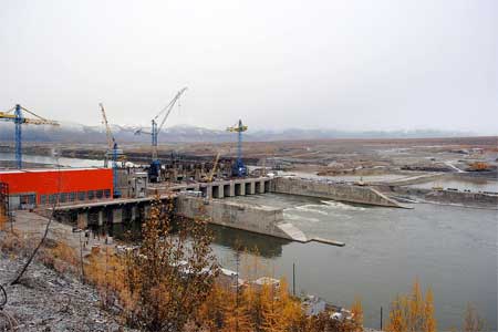На Усть-Среднеканской ГЭС началась сборка ротора гидрогенератора №3