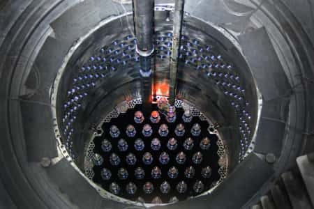 На втором энергоблоке БелАЭС началась загрузка имитаторов тепловыделяющих сборок в корпус реактора