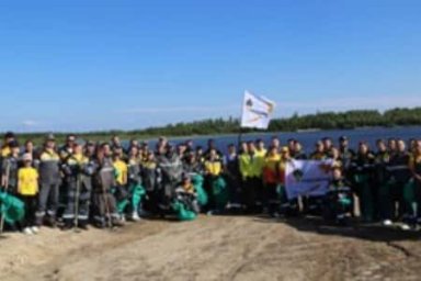 Волонтеры «РН-Пурнефтегаза» очистили 40 гектар побережья реки Пякупур от бытового мусора