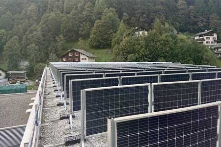 Двусторонние солнечные модули Хевел установлены на коммерческом объекте в Швейцарии