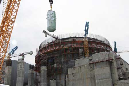 Ленинградская АЭС-2: корпус реактора строящегося блока №2 успешно установлен на штатное место