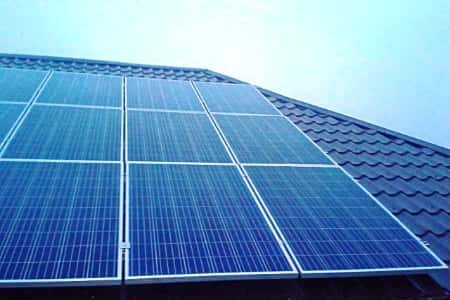 В Оренбургском районе к электрической сети подключили две крышные солнечные батареи