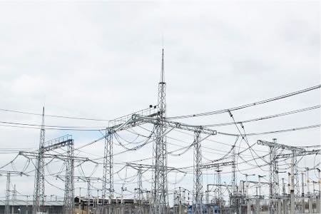 «Россети ФСК ЕЭС» установила новые высоковольтные вводы на 6 подстанциях, участвующих в электроснабжении нефтедобывающих предприятий Югры