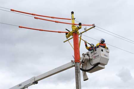 Специалисты филиала ОАО «Сетевая компания» Буинские электрические сети проводят замену опор на воздушной линии электропередач 10 кВ под напряжением