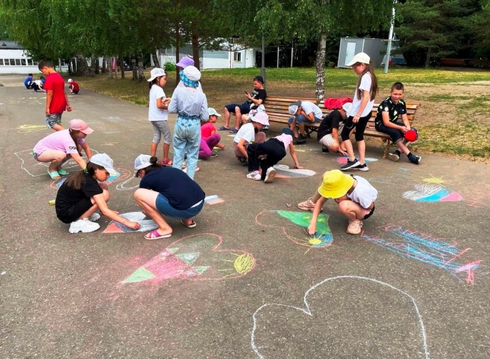 Дети чувашских энергетиков приняли участие в праздновании Дня рисования на асфальте