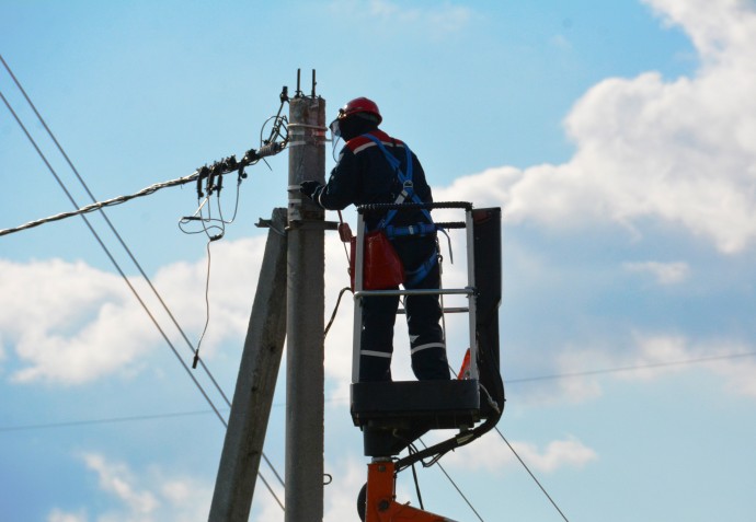 «Саратовские распределительные сети» добавили электрическую мощность КФХ в Самойловском районе