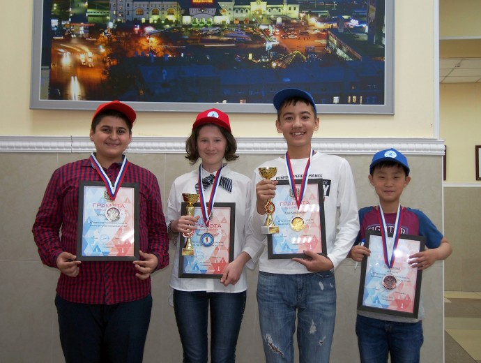 ​Школьники из посёлка Новошахтинский стали победителями первенства Дальнего Востока по шахматам
