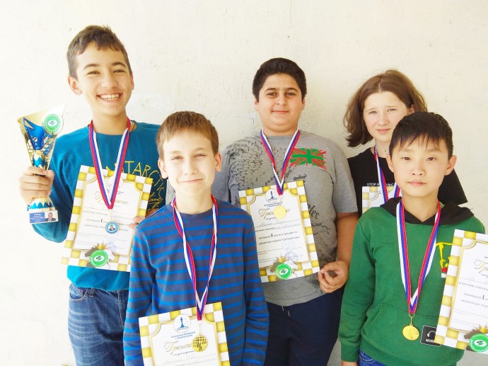 Школьники посёлка Новошахтинский стали чемпионами престижного шахматного турнира