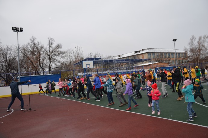 Новая многофункциональная спортивная площадка открыта в поселке Новошахтинский благодаря ООО «Приморскуголь»