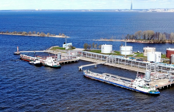 Петербургский нефтяной терминал начал сезон речной навигации