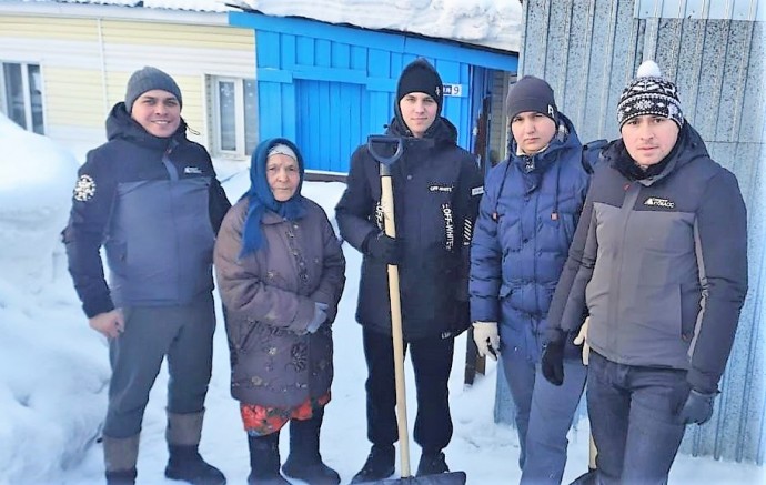 Участники Молодежного совета угольной компании «Северный Кузбасс» ГК ТАЛТЭК помогли пенсионерам Березовского с уборкой снега