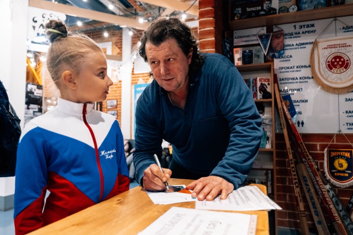 Двукратный олимпийский чемпион Артур Дмитриев при поддержке Нововоронежской АЭС провёл мастер-класс для юных фигуристов