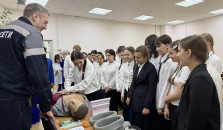 Хакасские энергетики ПАО «Россети» провели урок электробезопасности для школьников Саяногорска Хакасские энергетики ПАО «Россети» провели урок электробезопасности для школьников Саяногорска