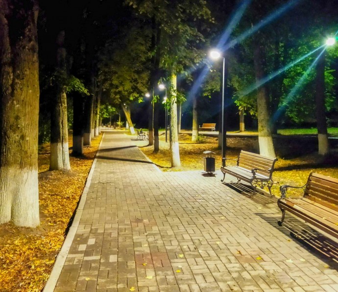 Калужские энергетики выполнили модернизацию уличного освещения в Сквере Памяти в п. Думиничи