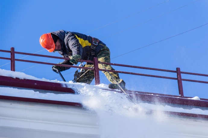 Энергетики призывают соблюдать правила электробезопасности во время расчистки крыш от снега и наледи
